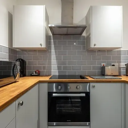 Lovely Compact 1 Bed In * Лидс
