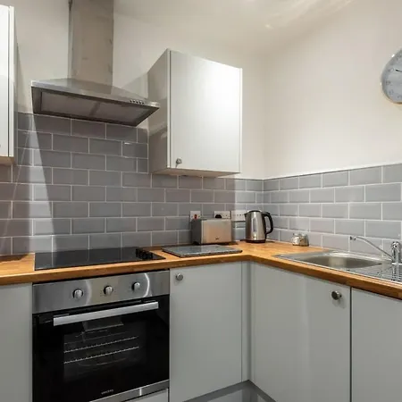 Lovely Compact 1 Bed In * Лідс